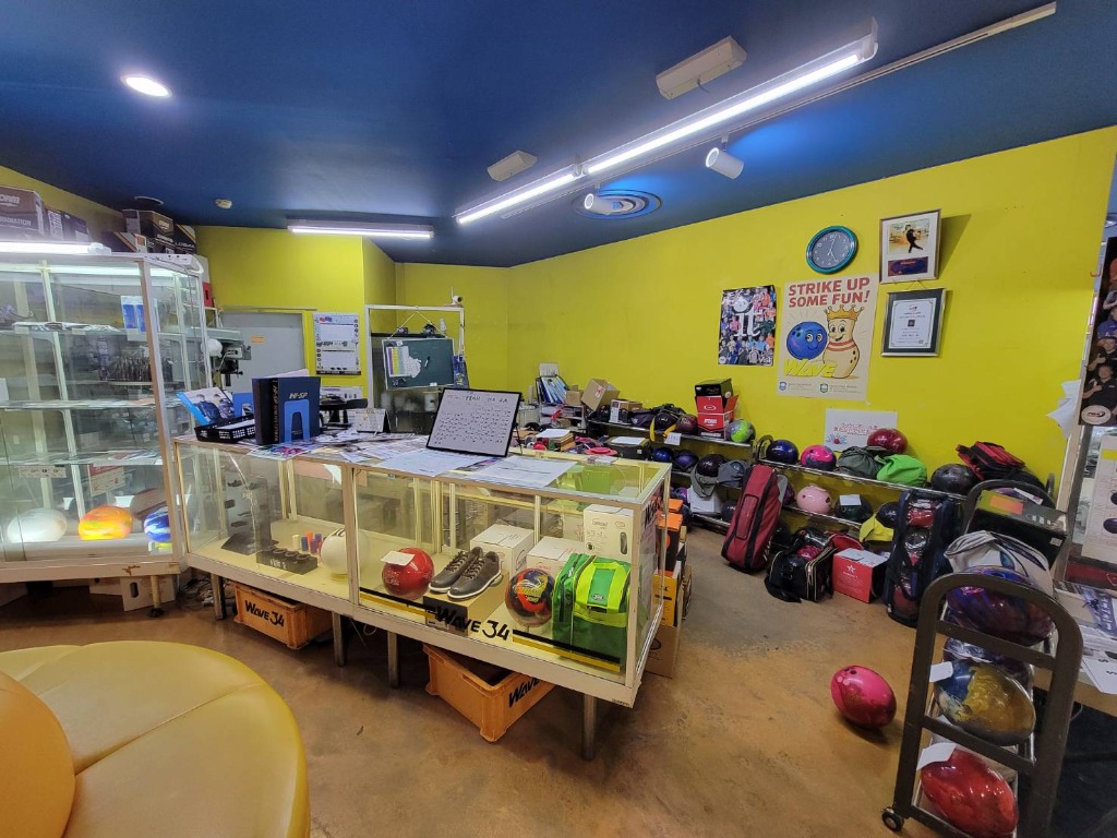プロショップ店内・受付カウンター